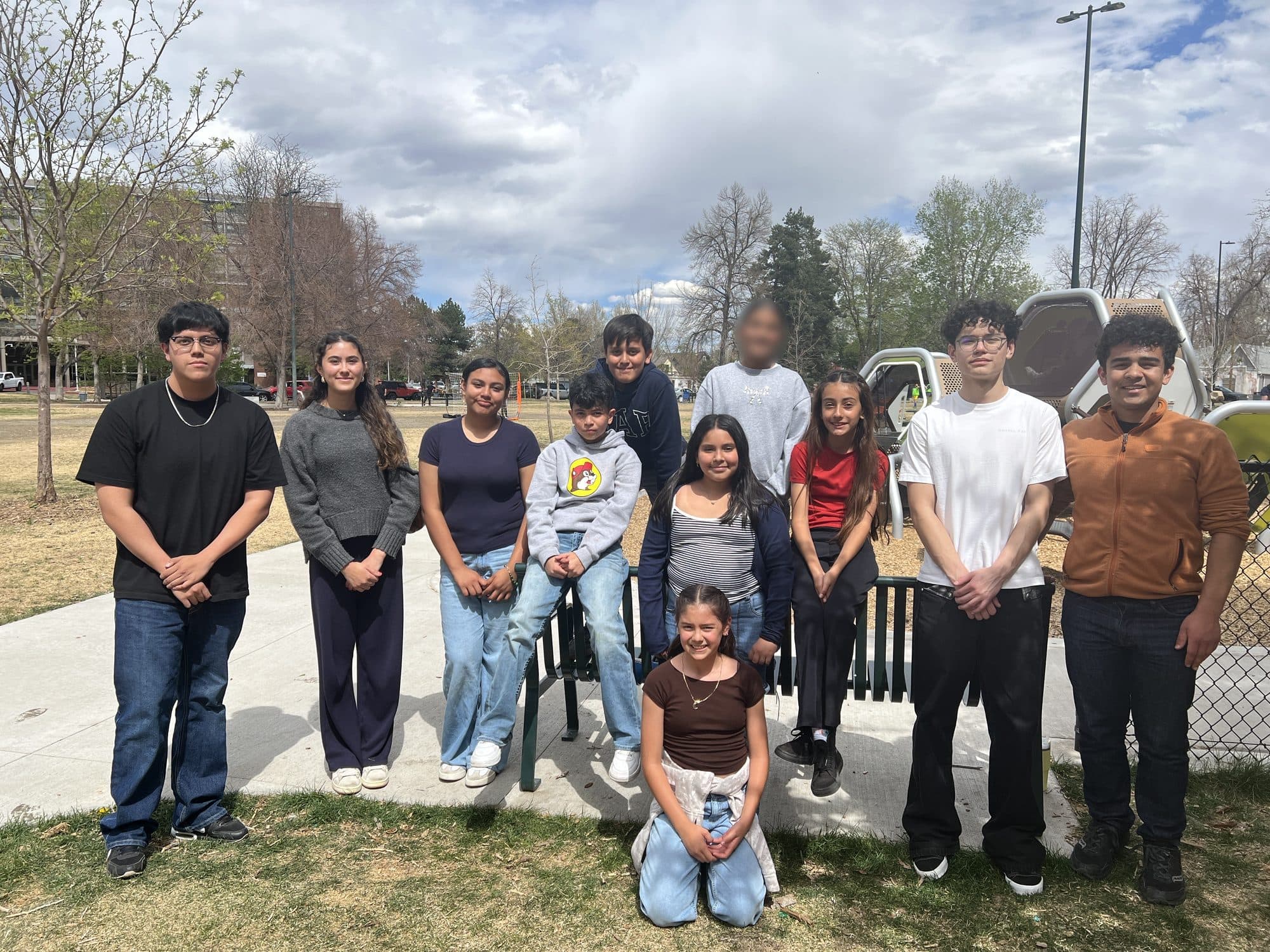 Estudiantes y jóvenes líderes de SSDN reunidos en un parque de Denver después de un taller