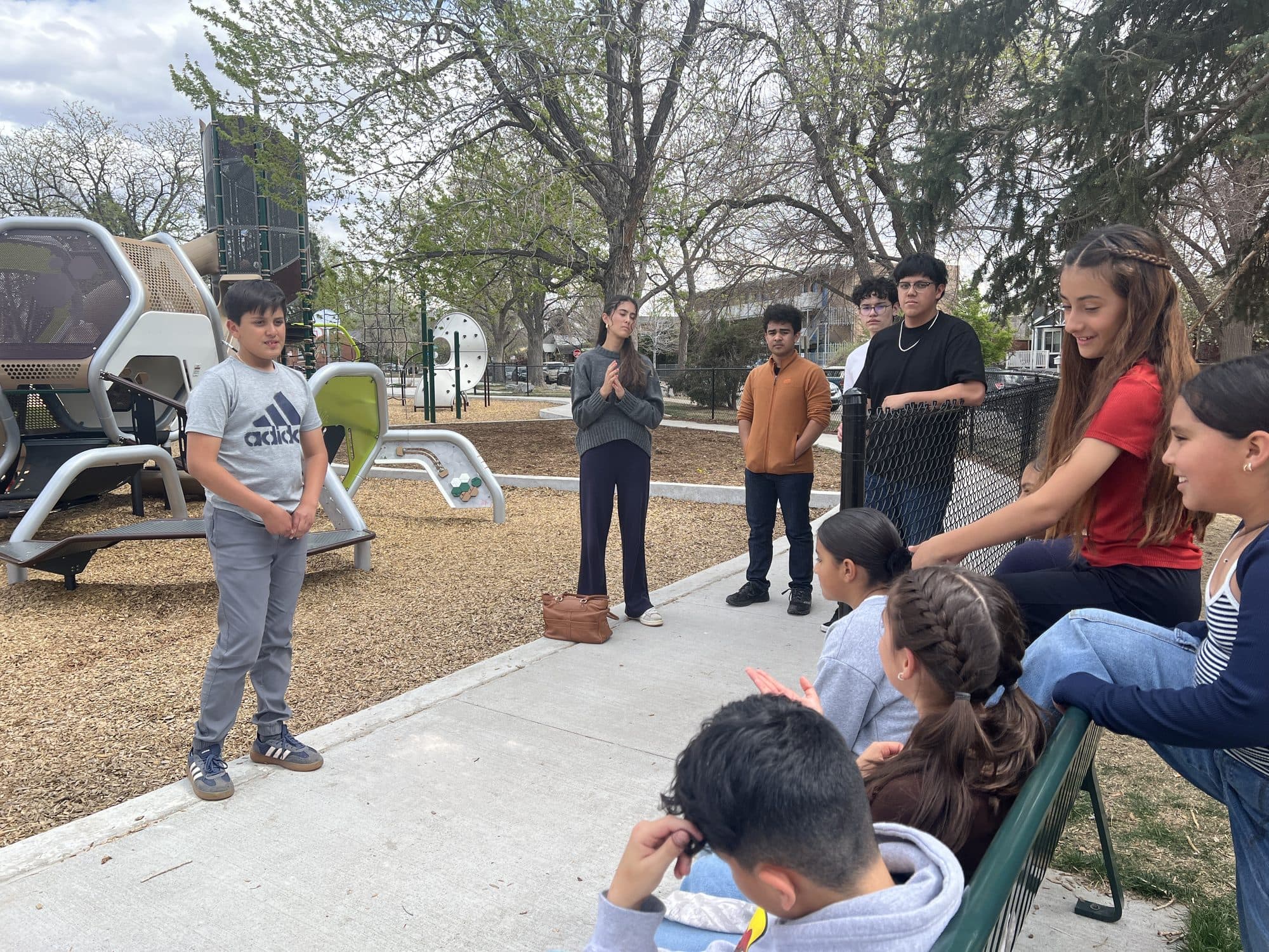 Un estudiante habla ante el grupo mientras sus compañeras sonríen y escuchan en un taller de SSDN