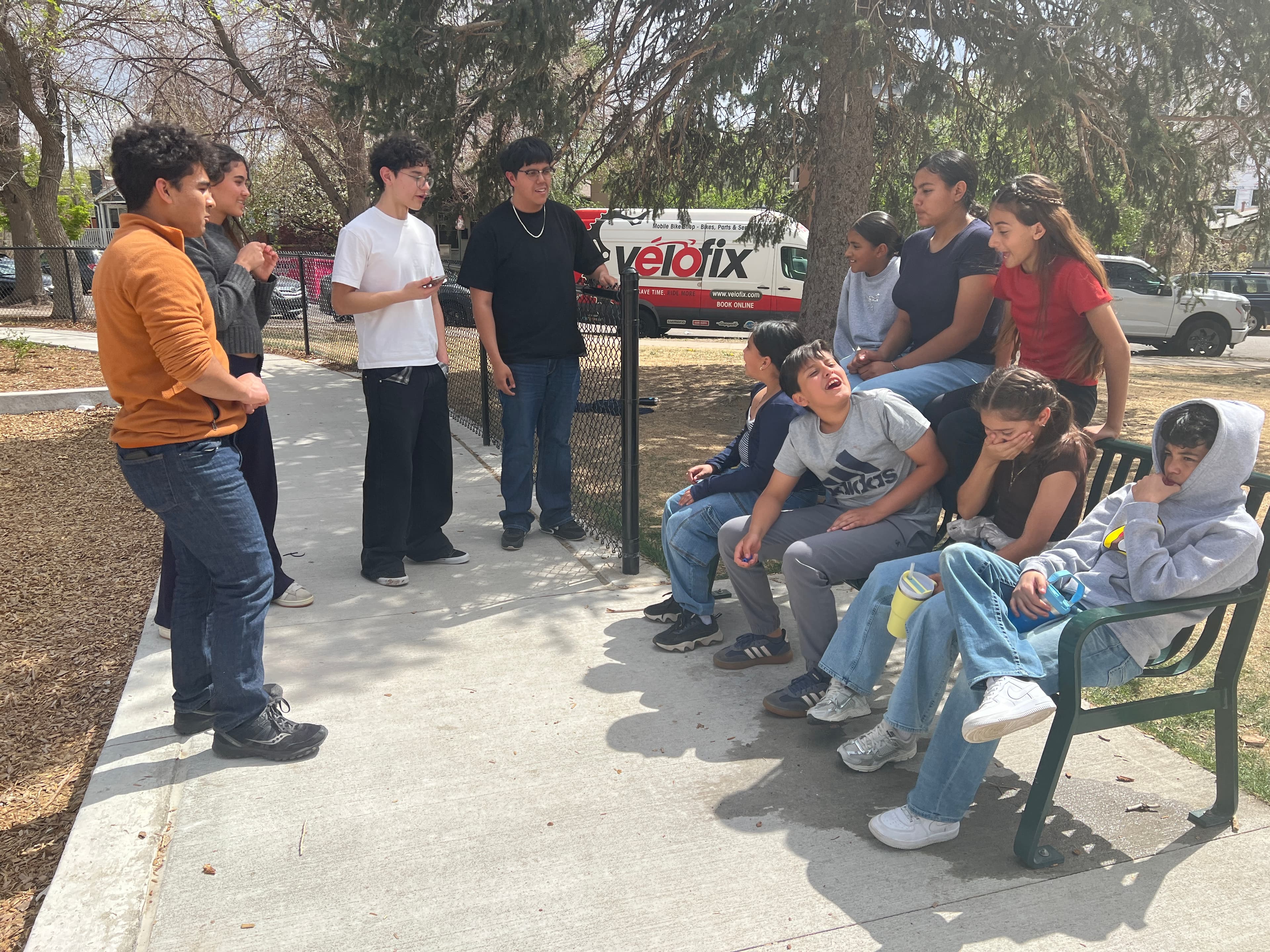 Joven riendo durante una actividad grupal del taller